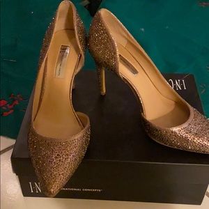 International concepts bronze pumps